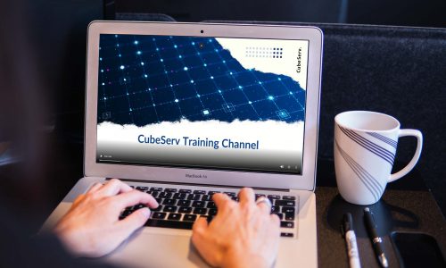 Laptop, auf welchem ein CubeServ-Schulungsvideo läuft